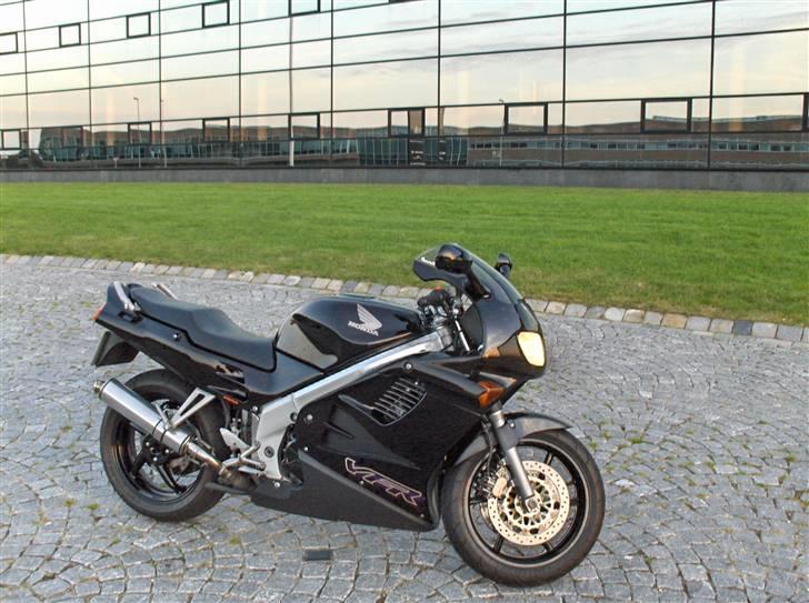 Honda VFR 750 (SOLGT okt 09) billede 4