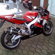 Yamaha YZF R1