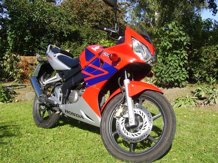 Honda CBR 125 R SOLGT - Der holder hun jo fint parkeret til næste tur :) billede 2