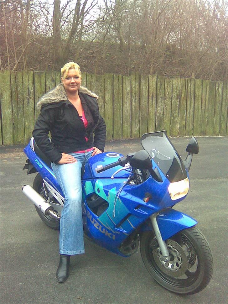 Suzuki GSX 750 F *SOLGT*  billede 1