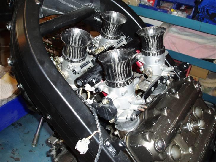 Honda RC30 Durbahn V1 / RVF - Step 1 til indsprøjtning, Dyser og spjældhus fra Suzuki GSXR SCRAD billede 5