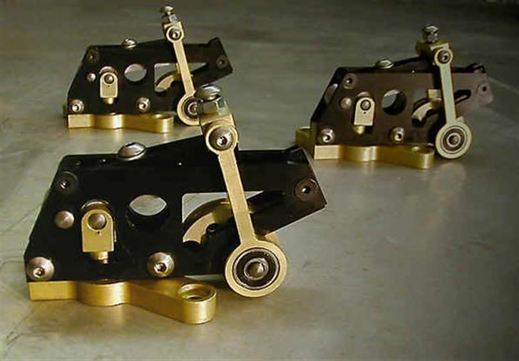 Honda RC30 Durbahn V1 / RVF - Et billed af selve udløser mekanismen, som monteres i stedet for den sta. hydr. cylender. billede 9