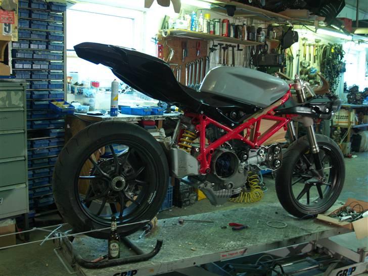 Honda RC30 Durbahn V1 / RVF - Denne 1098 bagende er et eksempel på hvordan en selvbærende enhed ser ud ( under udvikling ) billede 10