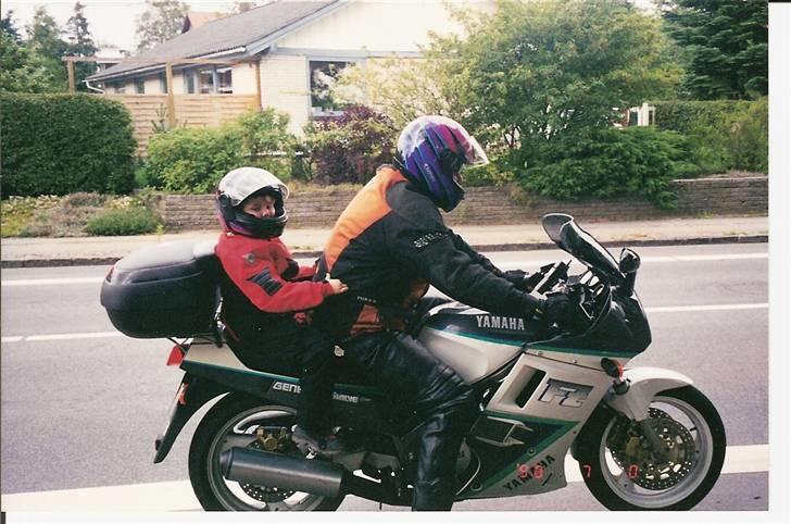 Kawasaki ZX9R - Totalskadet - Far og datter klar til køretur billede 17