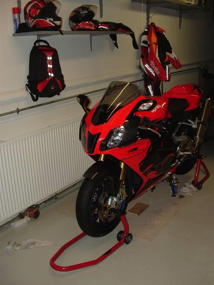 Aprilia RSV 1000 Factory - "så bliver der pudset" billede 20