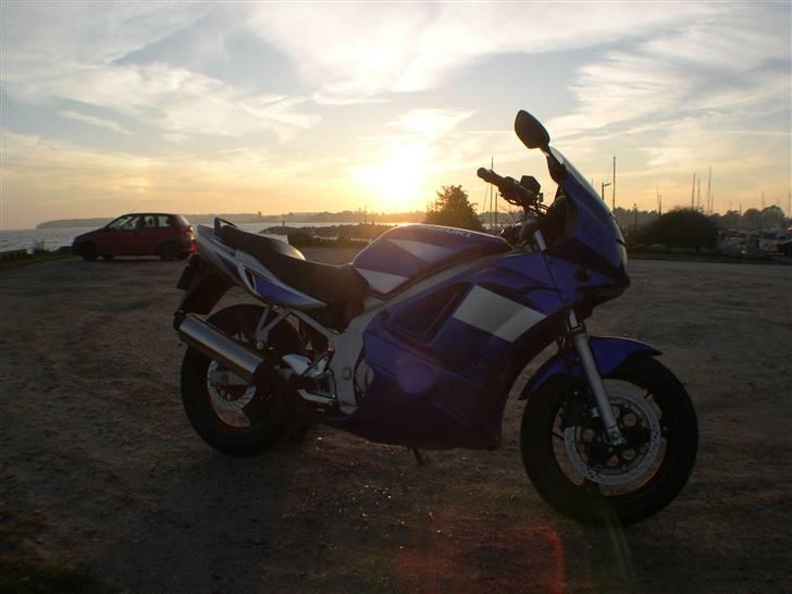 Suzuki GS 500 (Solgt) - Billedet er taget ved Rødvig havn d. 15/10-2007! (den ser nu ikke så tosset ud sådan en lille gs´er!!!) billede 1