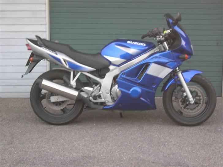 Suzuki GS 500 (Solgt) - Billed taget uden for garagerne ved min lejlighed d.13/4-2007 billede 2