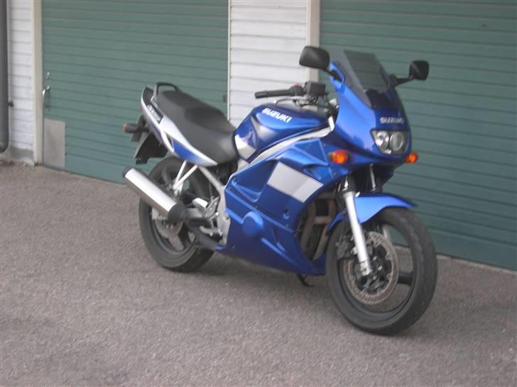 Suzuki GS 500 (Solgt) - Billed taget uden for garagerne ved min lejlighed d.13/4-2007 billede 3