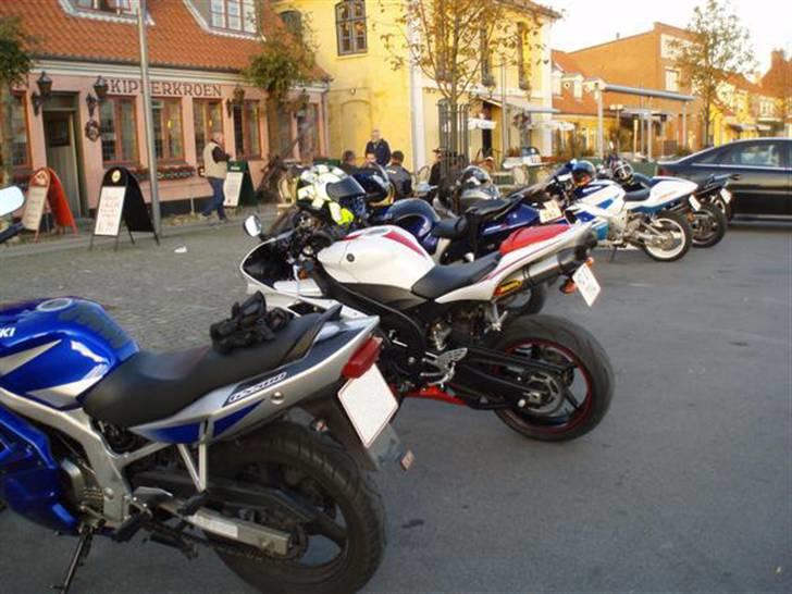 Suzuki GS 500 (Solgt) - Mon gs´eren er ked af at stå ved siden en R1, en Hayabus, en GSX´er og andre vilde maskiner!! billede 9