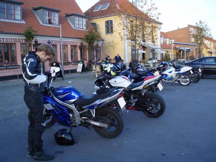 Suzuki GS 500 (Solgt) - Men jeg vil nu stadig gerne kendes ved den, selvom den står side om side med store maskiner!! :) billede 10