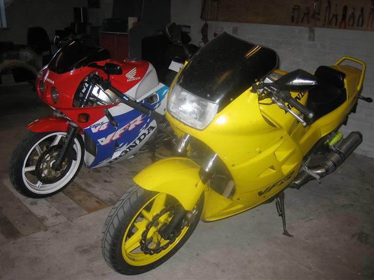 Honda vfr 750F RC 24 - mig og damens cykler i vores værksted:) billede 8