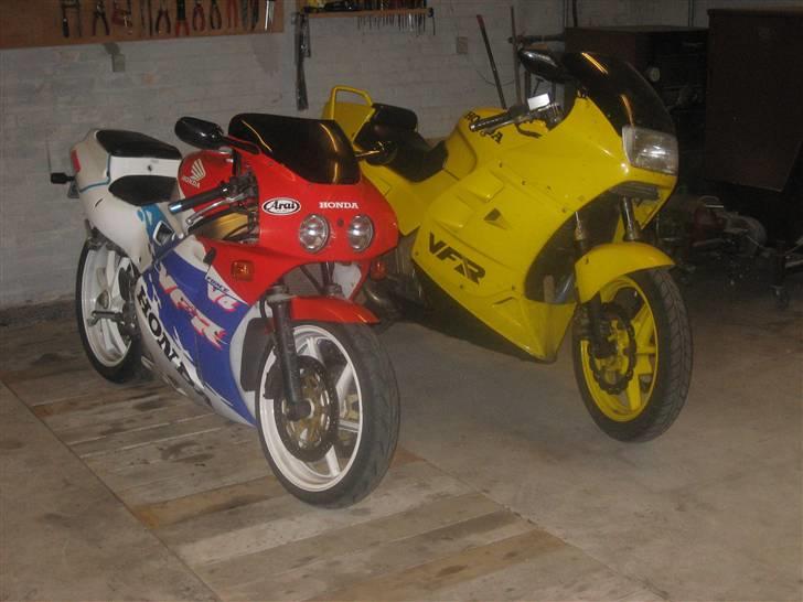 Honda vfr 750F RC 24 - mig og damens cykler i vores værksted.) billede 11