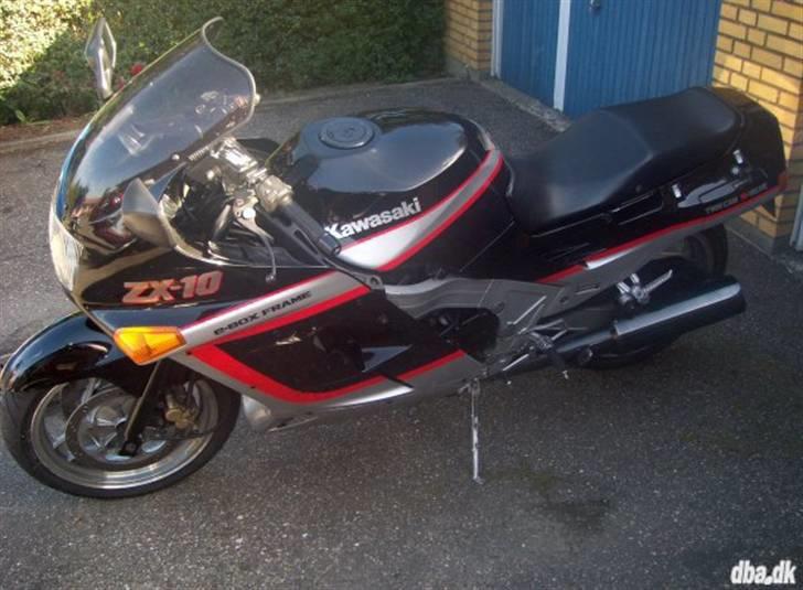 Kawasaki ZX 10 - Sælgers billede, da jeg købte den. Som kørt ud af fabrikken - det er da sjældent at falde over sådan en cykel... :-) billede 1