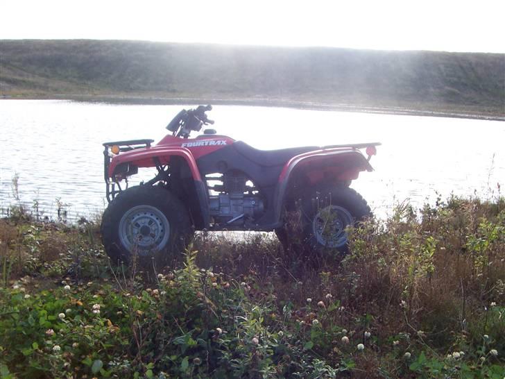 Honda Fourtrax - Ved vores lille sø i den ene af vores gamle grusgrave. billede 3