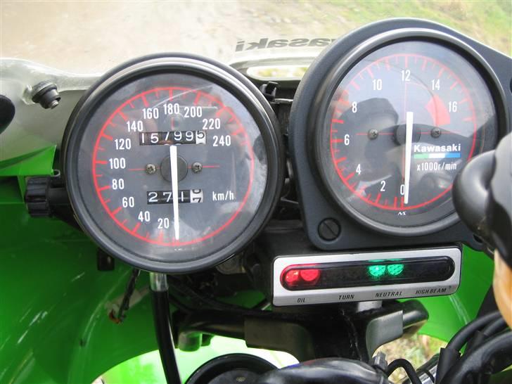 Kawasaki ZXR 400 #SOLGT# - Jep - Kun 15.800km siden okt. ´97.. sku ikke meget den har fået lov til at køre:) billede 10