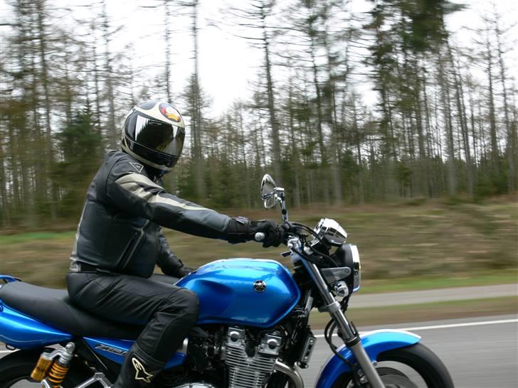 Yamaha xjr 1300 * SOLGT * - På vej hjem, med en splinterny motorcykel  ;0)  far er glad !!! Endelig - den er købt 24 okt, laang vinter. Billedet er taget fra bilen 110 kh. billede 1