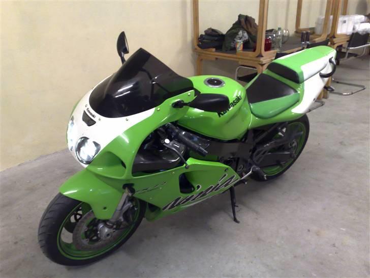 Kawasaki ZX7R Cup Edition -SOLGT- - Et billede fra dagen jeg hentede den. Første gang den står i min gillesal! billede 11