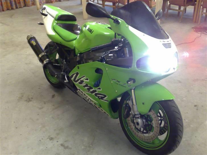 Kawasaki ZX7R Cup Edition -SOLGT- - Endnu et billede fra dagen jeg hentede den. Første gang den står i min gillesal! billede 12