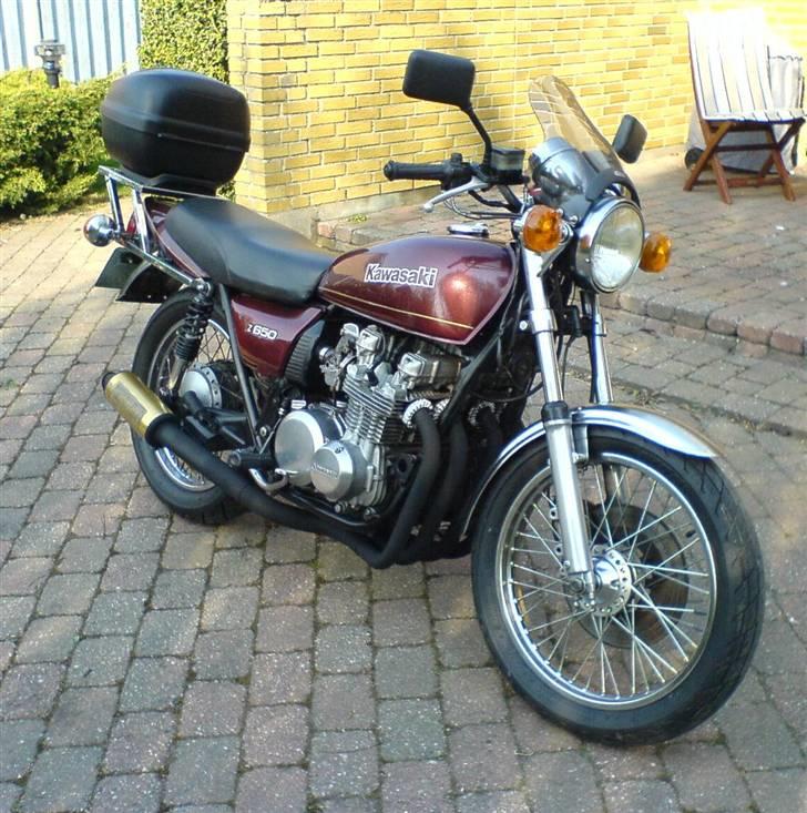 Kawasaki Z 650 - SOLGT!! - Praktisk med en Givi-vindskærm. Igen... måske ikke så kønt, men dejlig at have på. billede 3