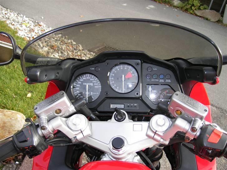Honda 750 VFR (Ex) - Lækkert panel, lækker kvalitet og god siddestilling billede 4