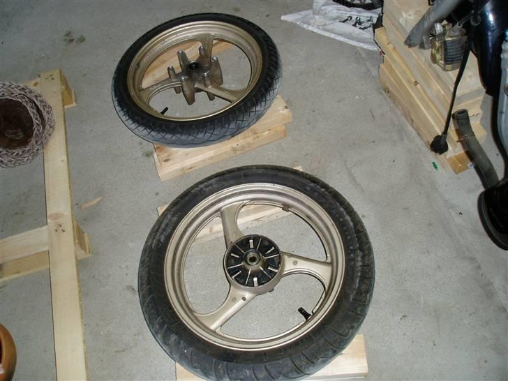 Suzuki GSX-R 250 (Solgt) - Så skal der males hjul billede 2