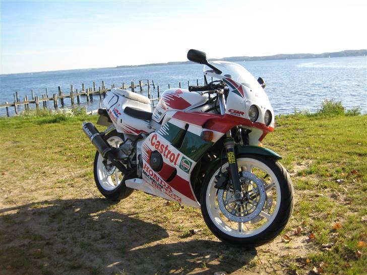 Honda CBR 400 RR billede 3