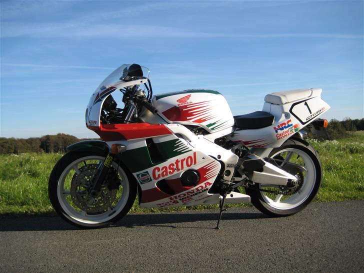 Honda CBR 400 RR billede 4