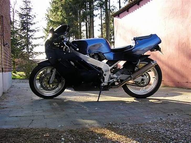 Suzuki gsxr 400 r billede 4