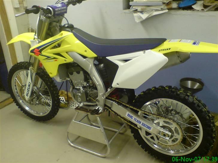 Suzuki RM-Z 250F- SOLGT! - Der var den helt ny:P billede 1