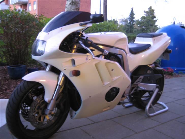 Suzuki GSXR 400  - Sådan ser hun ud idag... sku en dejlig pige billede 1
