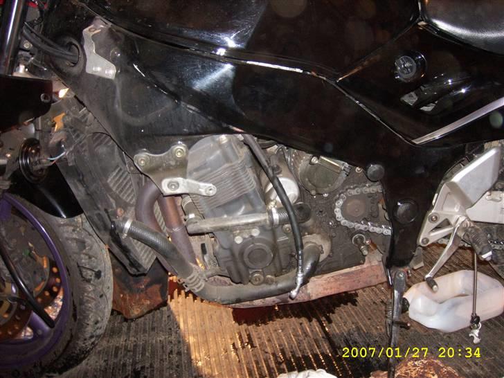 Suzuki gsx 600f - motoren der er flyttet over  billede 3