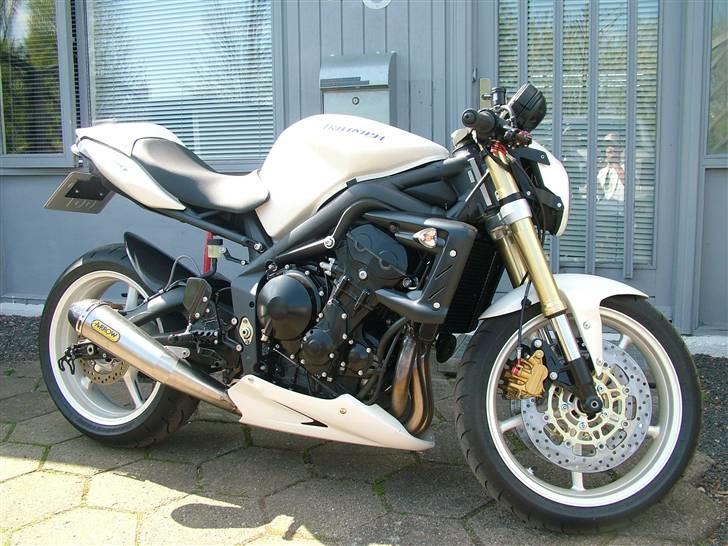 Triumph Street Triple "SOLGT" - Nyt Billede af min ny modificeret Street Triple til 2008 sæsonen.. 4.5.2008 billede 1