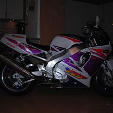 Yamaha yzf 750  r