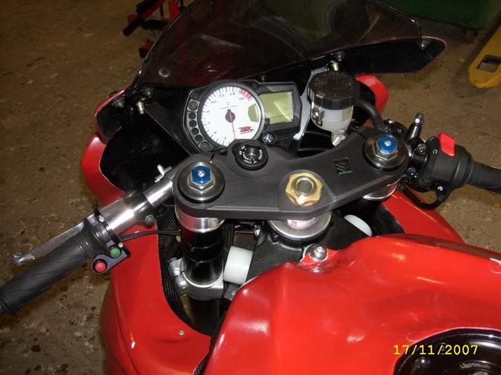 Suzuki GSXR-750 K7 - Knapper ved venstre clip-on er til at skifte gear med, både op og ned. billede 3