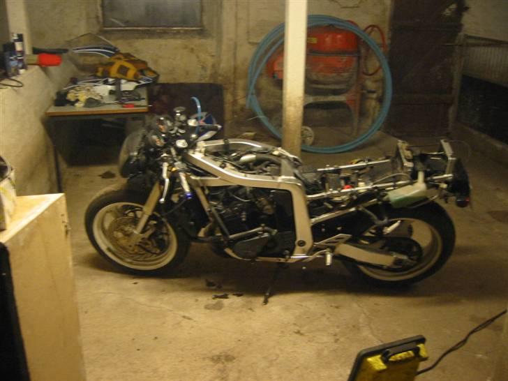 Suzuki GSXR 400 (GK76A) - Klar til at blive pudset ren og smurt ind.. billede 15