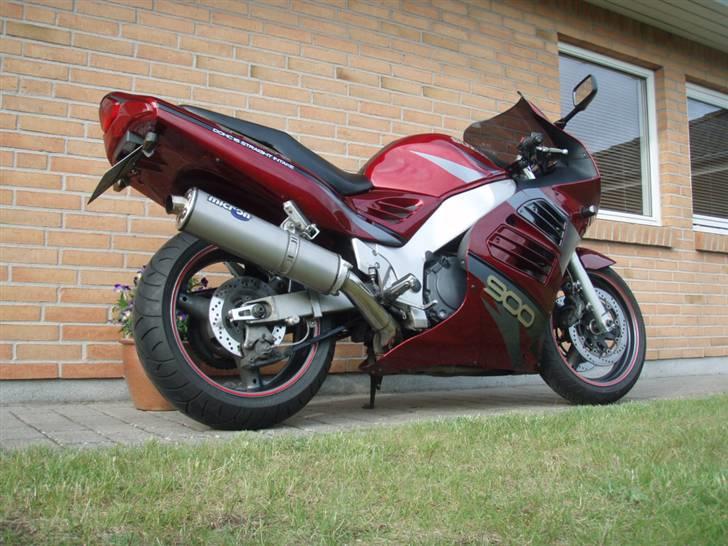 Suzuki RF 900R Solgt - Glans mørk dejlig rød.  Solgt.. billede 1