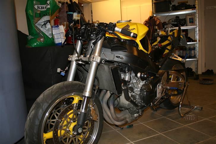 Honda CBR 954 RR SOLGT - Så er dyret skilt mangler bare tanken, også afsted til maleren billede 8