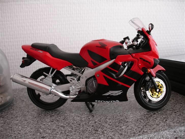 Honda cbr 600 f4 Solgt - min anden f4 scala 1:10 haha billede 2