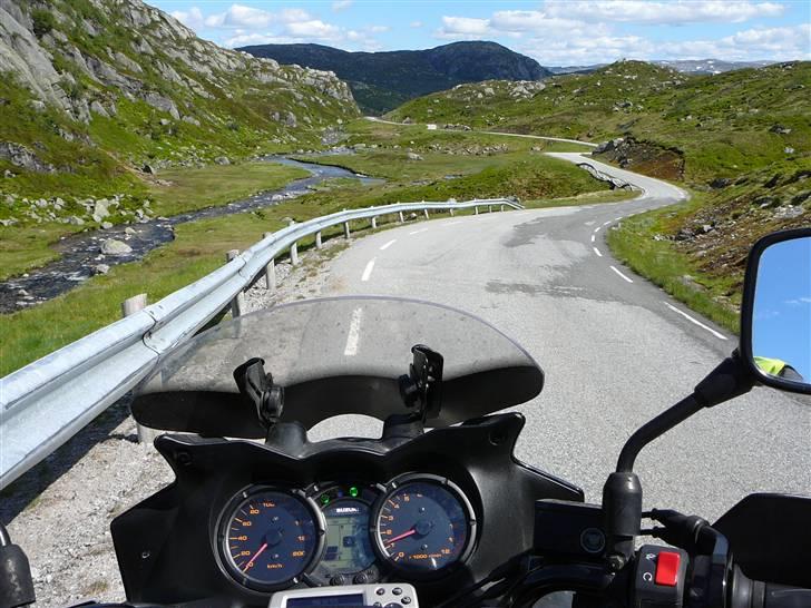 Suzuki dl 650 v-strom (SOLGT) - Udsigt fra mit cockpit. Vejen svinger og svinger og svinger og...... billede 12