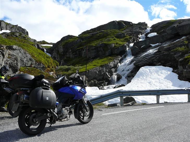 Suzuki dl 650 v-strom (SOLGT) - Masser af sne og vandfald hele tiden. Super smukt. Vejene dog stadi super gode. billede 15