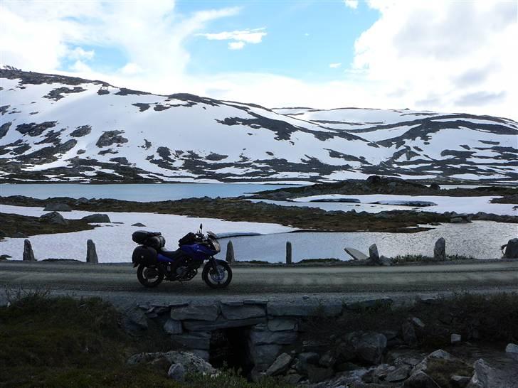 Suzuki dl 650 v-strom (SOLGT) - Gammel hovedvej i Norge. Nu er det en "turistvej". Grus, sne og vand. Fantastisk! billede 17