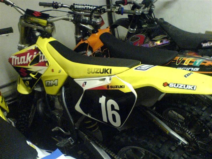 Suzuki Rm 250 *Solgt* - Her holder den med nogle af sine "Legekammerater" Bl.a. min brors billede 5