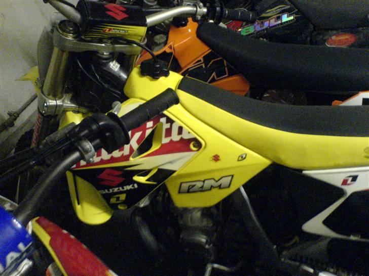 Suzuki Rm 250 *Solgt* - Her holder den med nogle af sine "Legekammerater" Bl.a. min brors billede 6