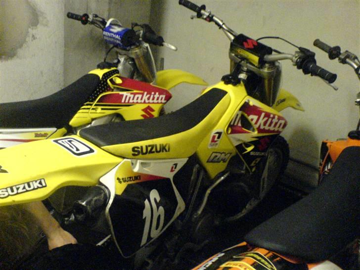 Suzuki Rm 250 *Solgt* - Her holder den med nogle af sine "Legekammerater" Bl.a. min brors som er den anden Makita suzuki billede 7