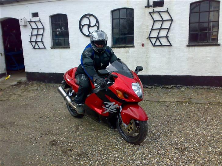 Suzuki GSX1300R Hayabusa.. - Ja solen skinnede jo helt vildt d.28-02-08 så ned med solvisiret..He He...... billede 8