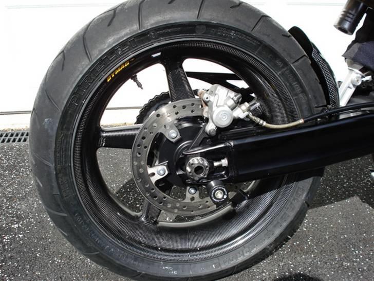 KTM 990 Superduke SOLGT - Carbon hjul. Bagsvinger bliver lakket sort som på denne her billede 17