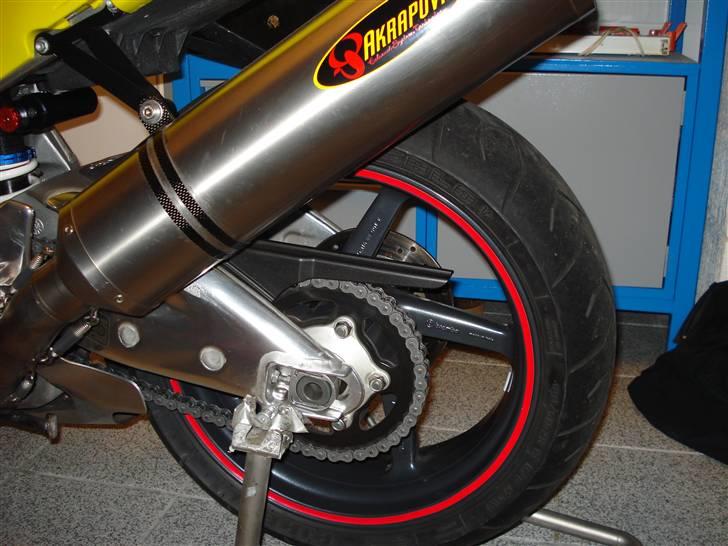 Aprilia RSV MILLE SOLGT - Så kom der ritape og stickers på billede 5