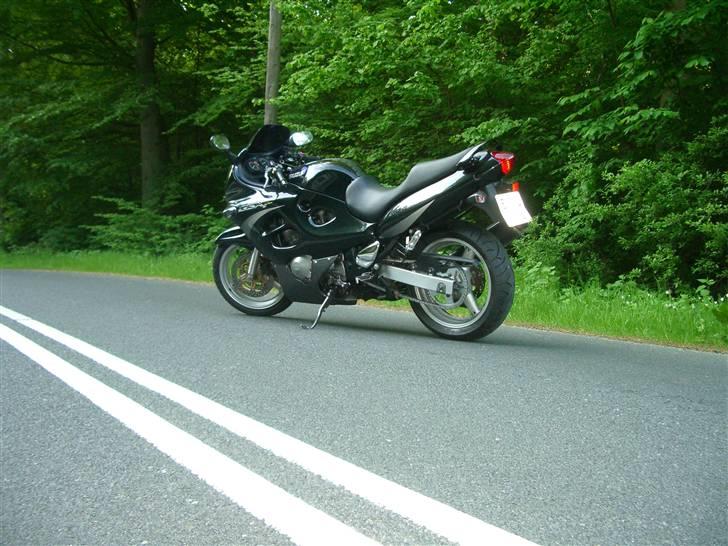 Suzuki GSX 600 F -SOLGT- billede 1