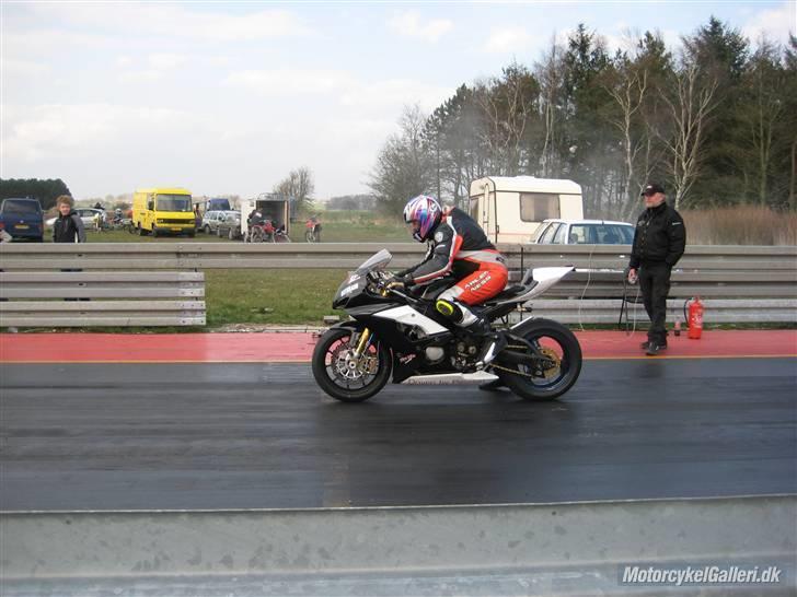 Suzuki GSXR 1000 >*1. Baneged*< - Drag racing ved Mosten MC.. Det er sku en underlig sport. Man laver sku da IKKE en racerbane UDEN SVING !! billede 15