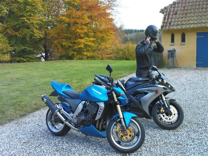 Kawasaki Z1000 - lille spejl på vægen der hvem er smukkest i verden... en gammel R1 eller min Z1000 billede 4